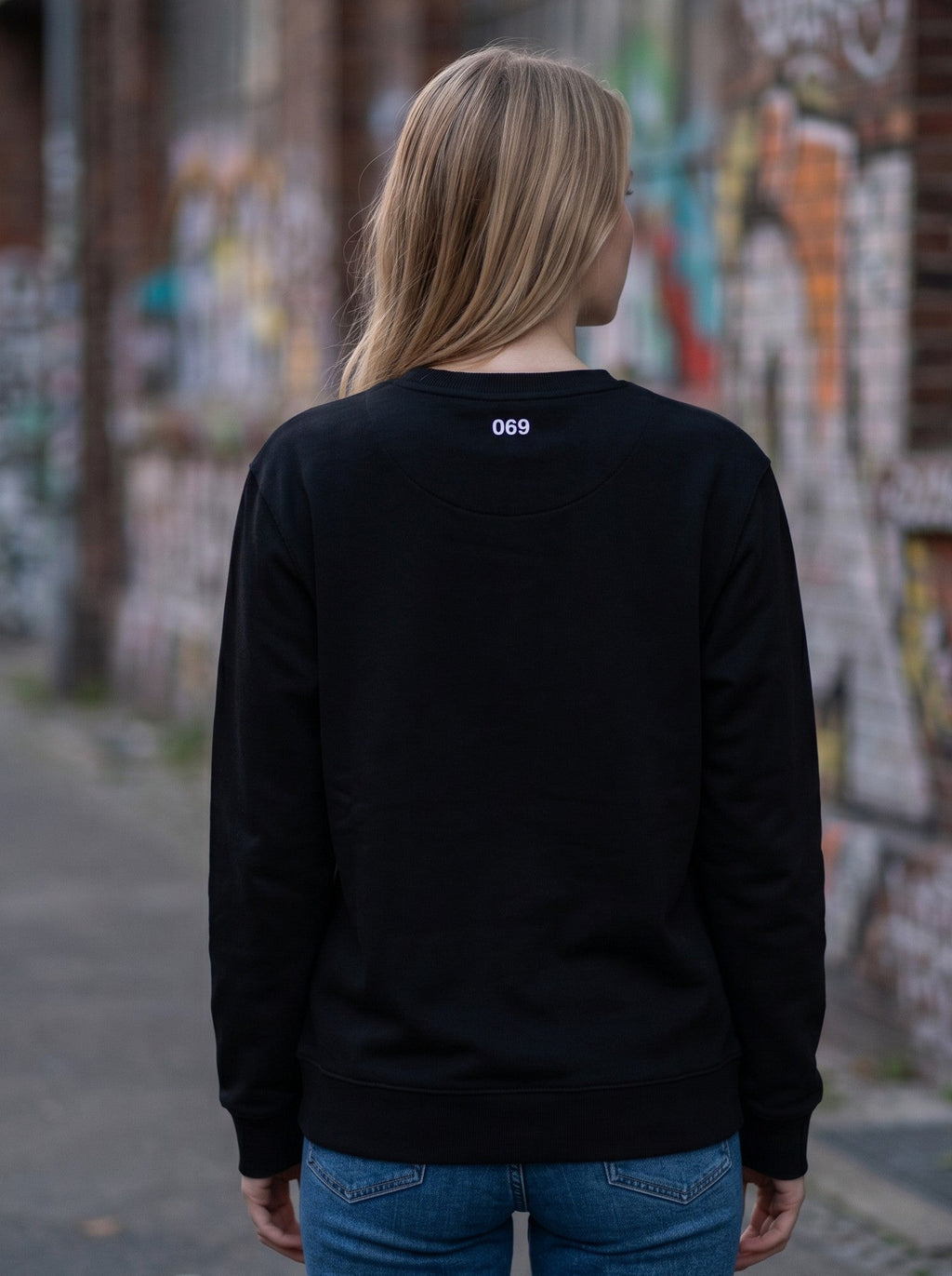 ESSENTIALS: FRANKFURT 069 – CREWNECK BLACK