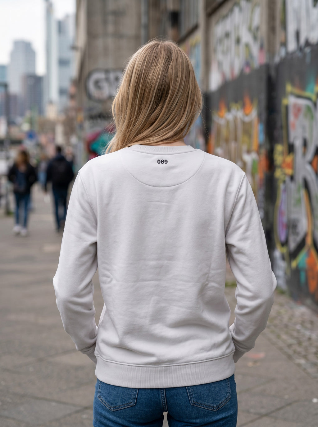 ESSENTIALS: FRANKFURT 069 – CREWNECK WHITE
