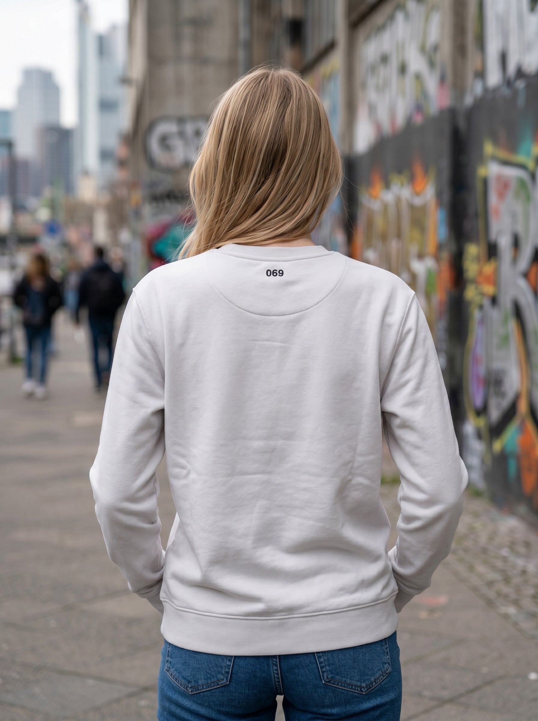 ESSENTIALS: FRANKFURT 069 – CREWNECK WHITE