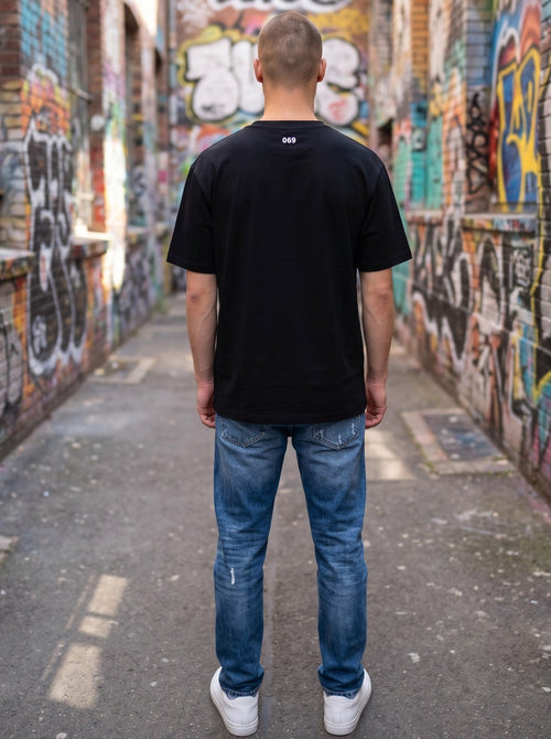 ESSENTIALS: FRANKFURT 069 – DEEP BLACK